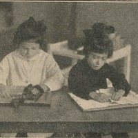 Bambini montessoriani mentre lavorano [anni Venti] - in "L'Idea Montessori", a.II, n.9, maggio (pubblicato in luglio) 1929, p.3.$$$330