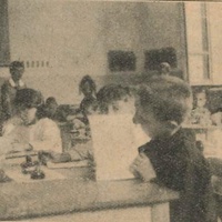 Bambini a lavoro nella scuola di Merate (Como)[anni Venti] [L'esperimento di applicazione del metodo Montessori è durato tre anni, 1926-1929] - L. Caglio, <em>L'esperimento montessoriano a Merate</em>, in "L'Idea Montessori", a.II, n.11, agosto (pubblicato in settembre) 1929, p.11. $$$340