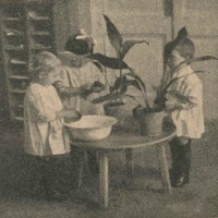 Bambini a lavoro in una scuola Montessori [anni Venti] - in "L'Idea Montessori", a.II, n.11, agosto (pubblicato in settembre) 1929, p.12. $$$341