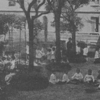 Casa dei Bambini, San Lorenzo Roma Il cortile-giardino di una delle prime Case dei Bambini a San Lorenzo. La foto risale agli anni Dieci - "Il Quaderno Montessori", a.XXIV, n. 93, primavera 2007, p.42. $$$498