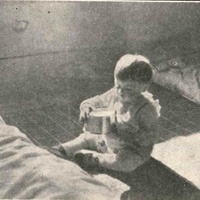Bambino di 10 mesi (Felicetto) nella sua camera è immerso nello studio di una scatoletta per aprilrla e chiuderla [anni Trenta] - Halka Lubienska,<em> Il bambino trionfante</em>, in "Montessori", a.I, n.2, 15 febbraio 1931, p.30.$$$353
