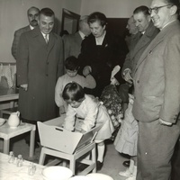 <p>[Maria de Unterrichter Jervolino, presidente dell’Opera Nazionale Montessori, all'inaugurazione della Casa dei Bambini nel quartiere Tuscolano a Roma, avvenuta il 5 gennaio 1957. In primo piano sulla destra Salvatore Valitutti, vicepresidente ONM] - Archivio ONM.</p>$$$541
