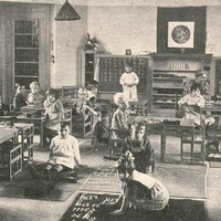 Classe a forma ottagonale di una scuola Montessori ad Amsterdam [anni Trenta] - <em>Le scuole Montessori all'estero</em>, in "Montessori", a.I, n.2, 15 febbraio 1931, p.27.$$$351